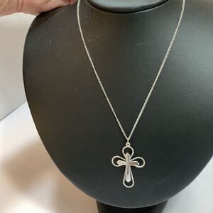 Sarah Coventry silvertone chain with cross 3D pendant